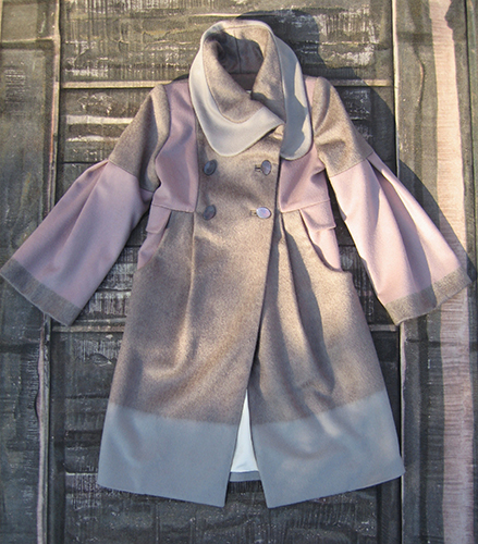 Manteau en laine à découpes de tissus contrastants